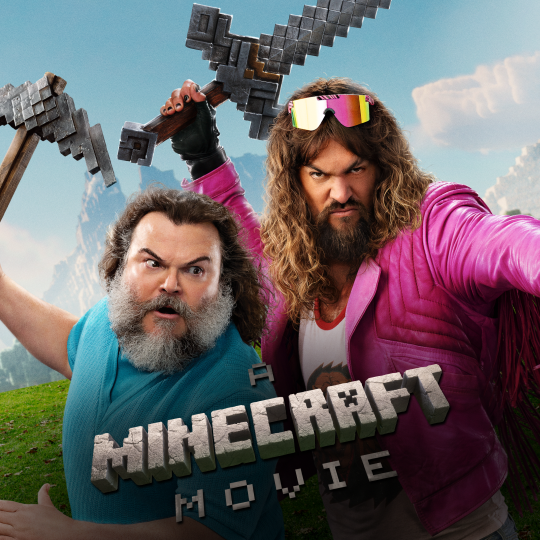 Minecraft movie, Jack Black and Jason Momoa with weapons.